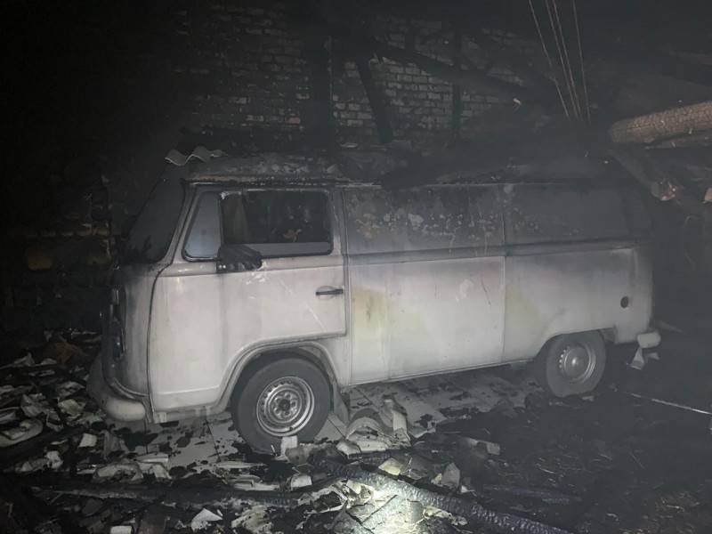 Incêndio em oficina destrói veículos e trator em Forquilhinha — foto 4