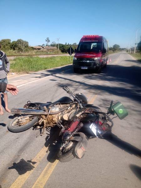 Colisão entre moto e bicicleta elétrica deixa adolescentes feridos em Jaguaruna — foto 1