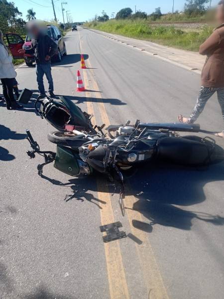 Colisão entre moto e bicicleta elétrica deixa adolescentes feridos em Jaguaruna — foto 2