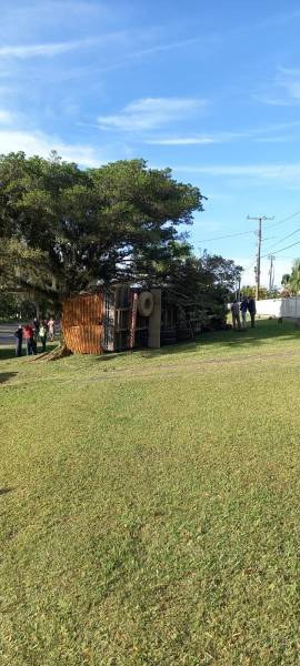 Caminhão fica sem freio e tomba na SC-108 em Cocal do Sul — foto 2