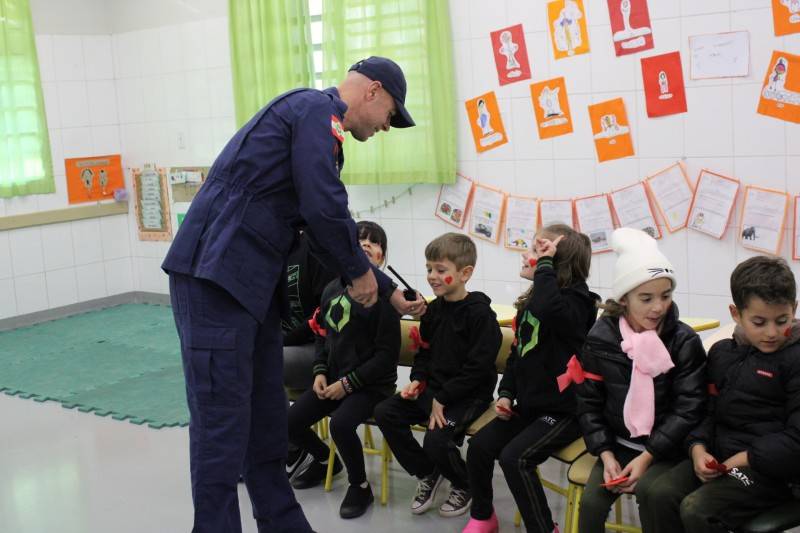 Alunos do Colégio Satc recebem visita do Corpo de Bombeiros — foto 1