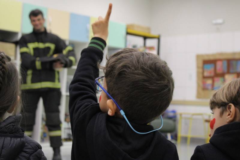 Alunos do Colégio Satc recebem visita do Corpo de Bombeiros — foto 2