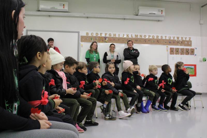 Alunos do Colégio Satc recebem visita do Corpo de Bombeiros — foto 3