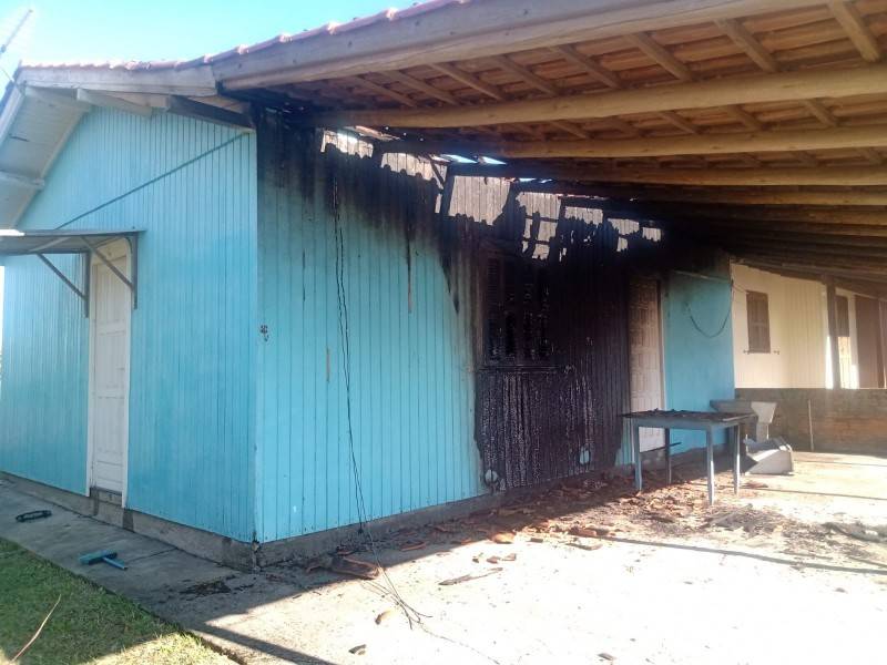 Princípio de incêndio é registrado em residência em Jaguaruna — foto 1