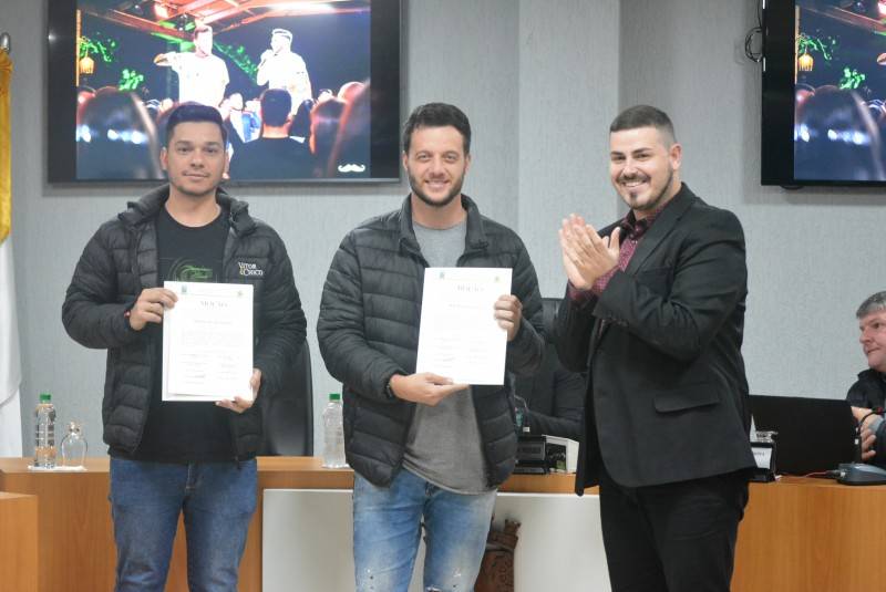 Câmara de Urussanga entrega Moção de Aplauso à dupla Vitor e Chico — foto 3