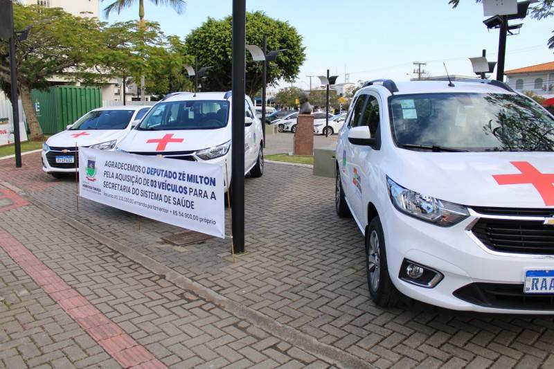 Secretaria de Saúde recebe três novos veículos para transporte de pacientes — foto 1