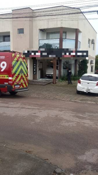 Motorista perde controle de veículo e invade salão de beleza em Jaguaruna — foto 1