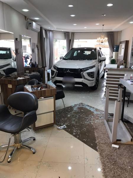 Motorista perde controle de veículo e invade salão de beleza em Jaguaruna — foto 2
