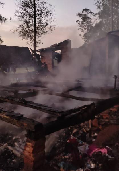 Em Jacinto Machado, casa mista é destruída por incêndio — foto 1