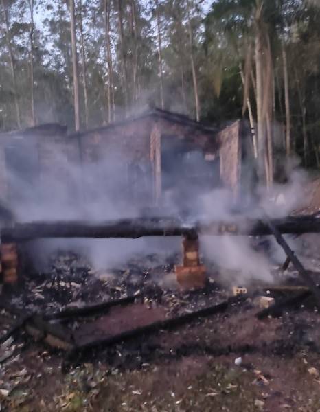 Em Jacinto Machado, casa mista é destruída por incêndio — foto 2