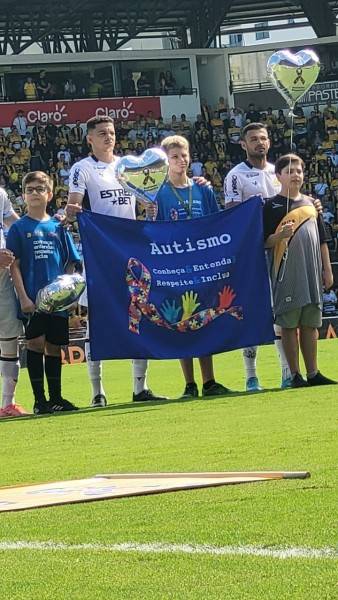 Pessoas autistas entram em campo nesta terça-feira, no Estádio Heriberto Hülse — foto 1