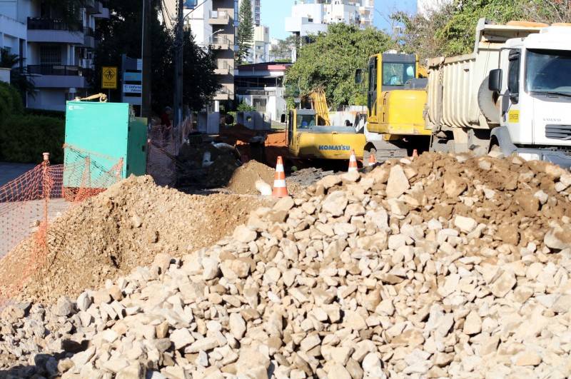 Obras de drenagem mudam trânsito na região central de Criciúma — foto 1