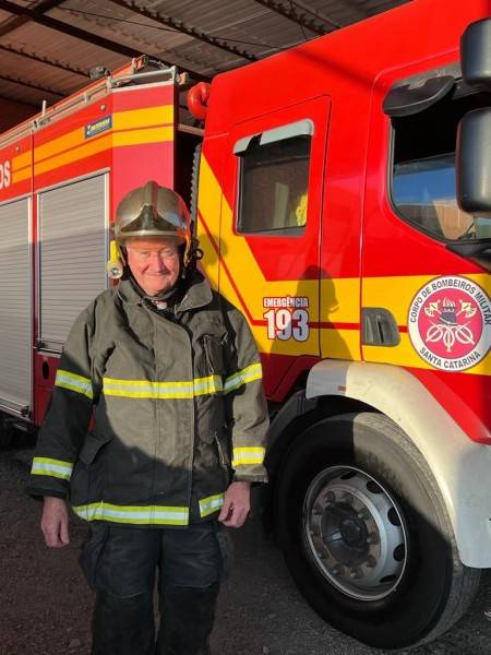 Dom Jacinto visita quartel do Corpo de Bombeiros Militar em Criciúma e vira bombeiro por um dia — foto 1