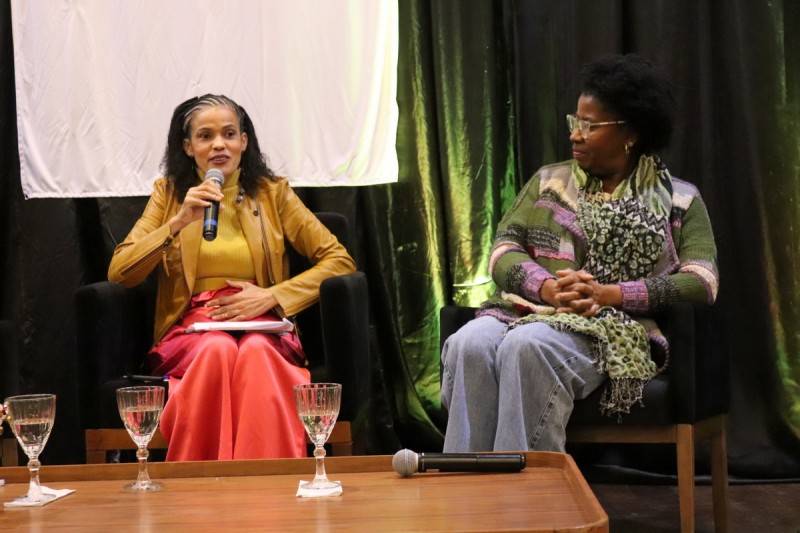 Em roda de conversa, autora conduz alunos do Colégio Unesc à reflexão sobre a humanidade — foto 1