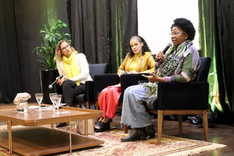 Em roda de conversa, autora conduz alunos do Colégio Unesc à reflexão sobre a humanidade — foto 2