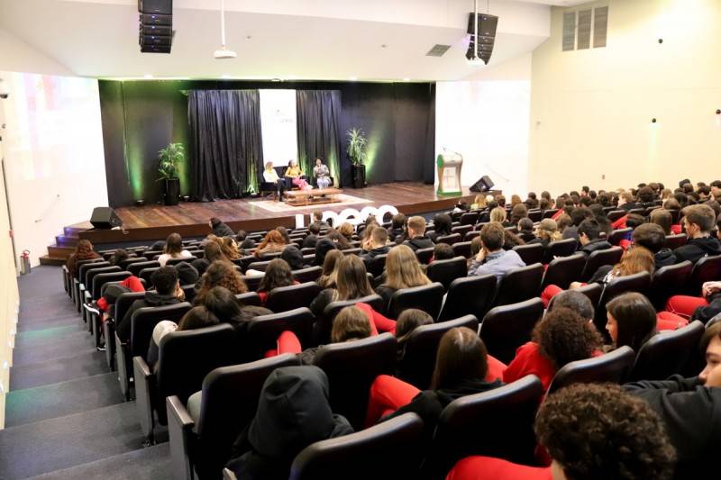 Em roda de conversa, autora conduz alunos do Colégio Unesc à reflexão sobre a humanidade — foto 3