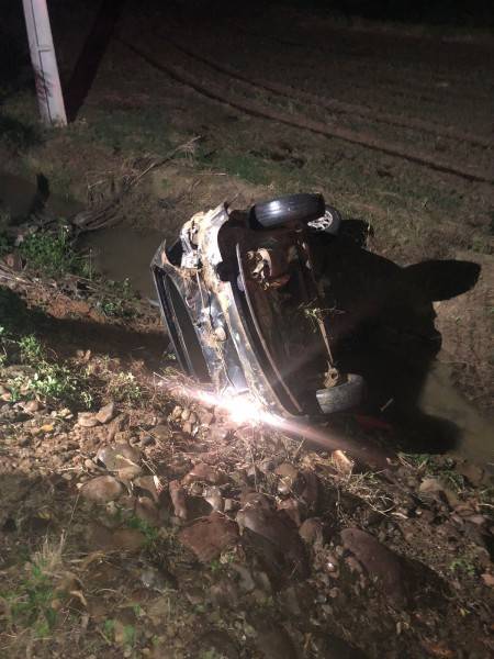 Motorista fica preso em carro após saída de pista seguida de capotamento em Turvo — foto 1