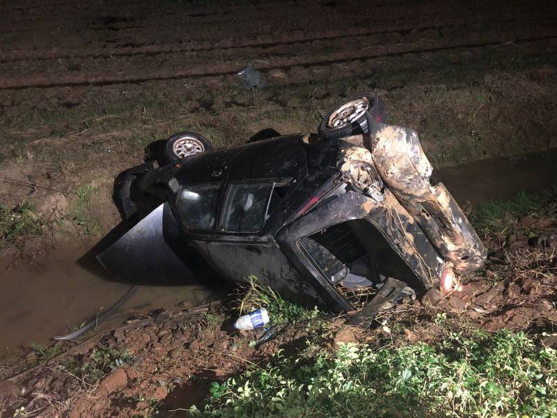 Motorista fica preso em carro após saída de pista seguida de capotamento em Turvo — foto 2