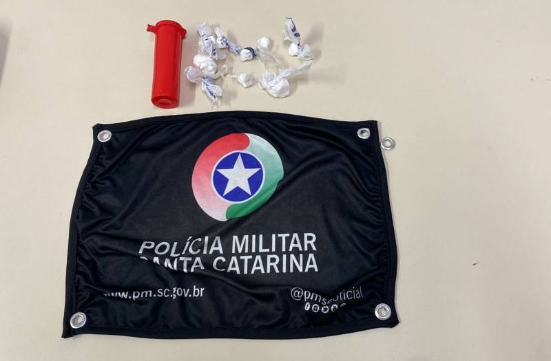 Após abordagem da Polícia Militar, homem é preso com cocaína em Criciúma — foto 1