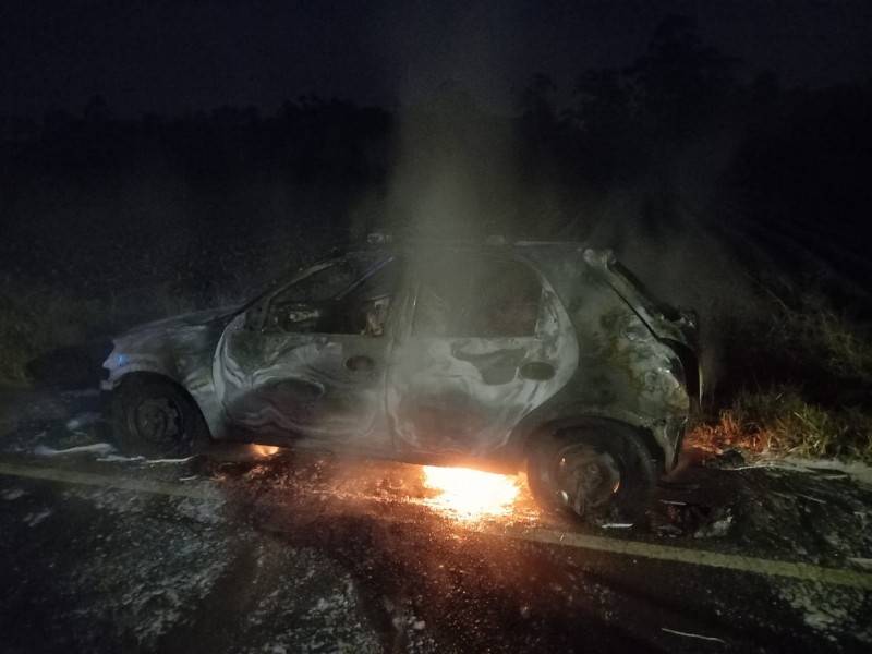 Chevrolet Celta é destruído por incêndio em Içara — foto 2