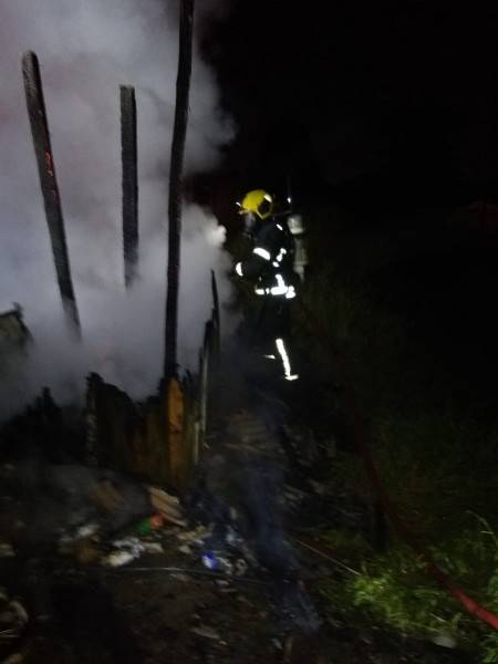 Residência é destruída por incêndio e mobiliza Corpo de Bombeiros em Criciúma — foto 1