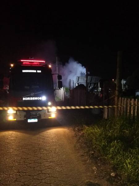Residência é destruída por incêndio e mobiliza Corpo de Bombeiros em Criciúma — foto 2