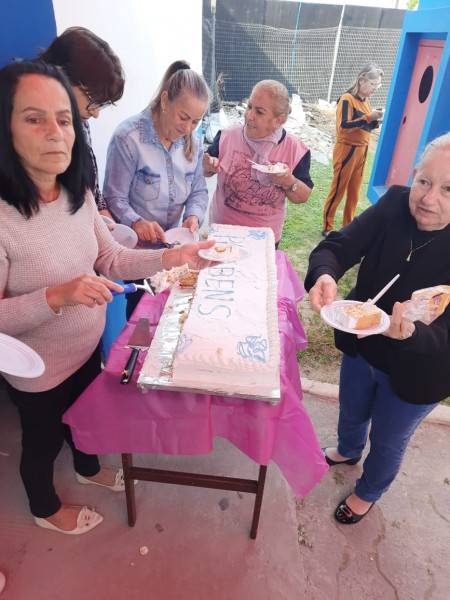 Criciúma: com direito a bolo, moradores 'comemoram' aniversário de um ano da reforma do 24h do Boa Vista — foto 1