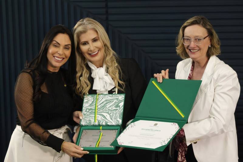 Reitora Luciane Bisognin Ceretta recebe Prêmio Mulheres na Ciência — foto 2
