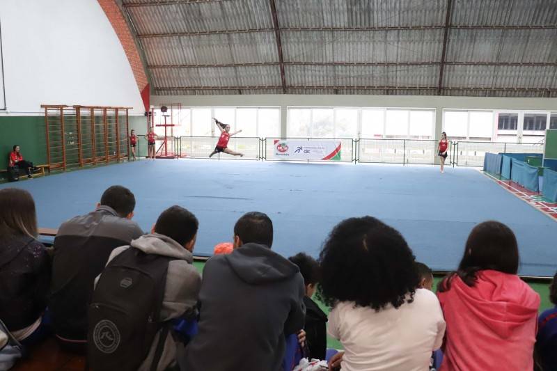 Estudantes de escola municipal de Criciúma tem contato com a ginástica rítmica — foto 1