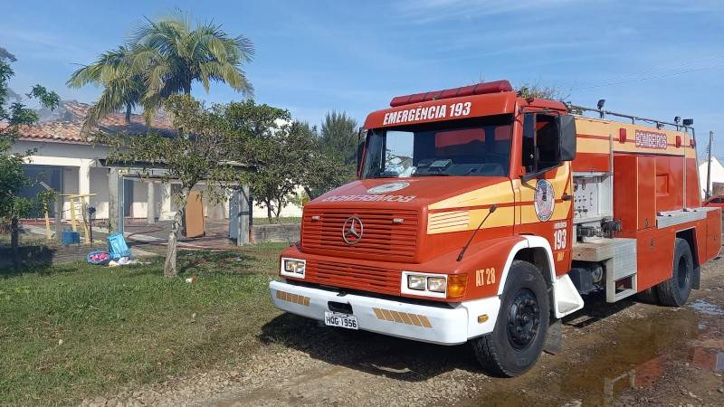 Telhado de casa é destruído por incêndio em Jaguaruna — foto 1