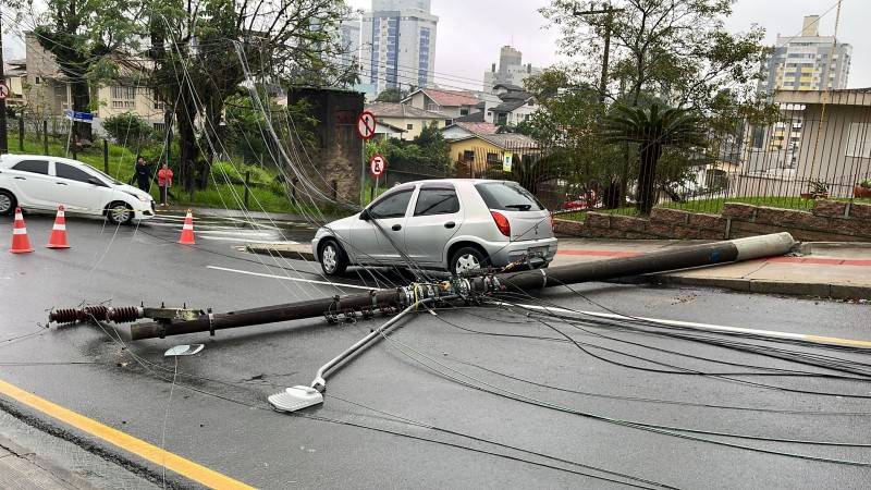 Caminhão enrosca em fios e provoca queda de postes em Criciúma; dois carros foram danificados — foto 1