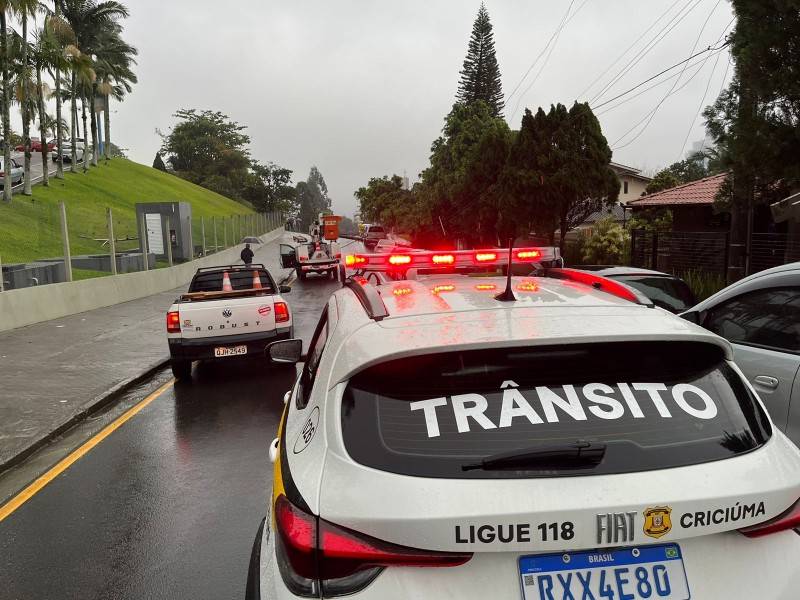 Caminhão enrosca em fios e provoca queda de postes em Criciúma; dois carros foram danificados — foto 2