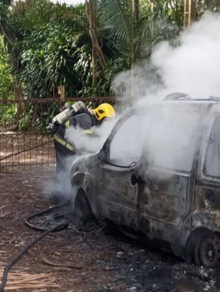 Incêndio destrói veículo em Ermo — foto 1