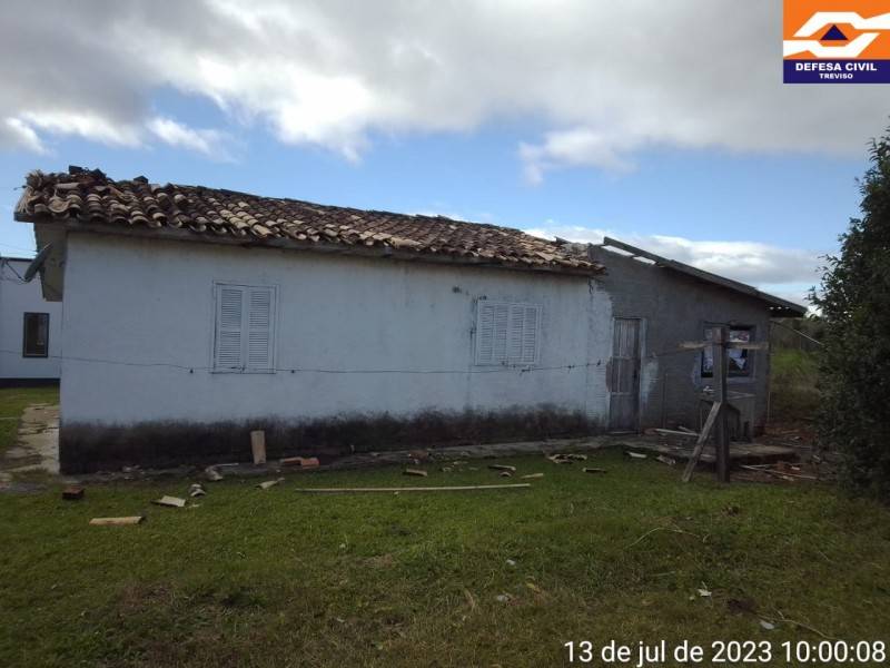 Ventos provocam quedas de árvores e destelhamento de casas em Treviso — foto 1