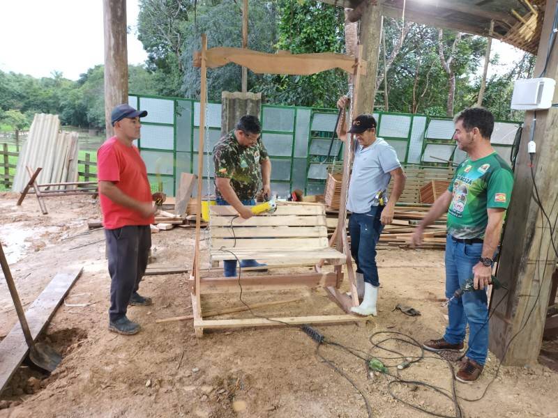 Funcionários da prefeitura de Maracajá realizam decorações para a Festa do Colono — foto 1