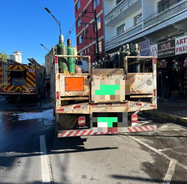 Caminhão com carga inflamável pega fogo na avenida Centenário — foto 1