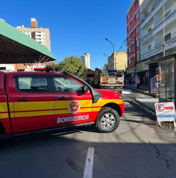 Caminhão com carga inflamável pega fogo na avenida Centenário — foto 2