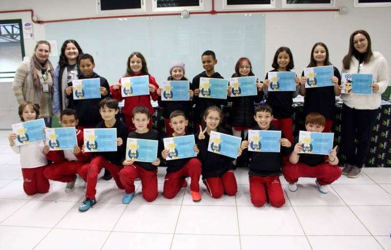 Alunos do Colégio Unesc recebem certificado de participação na Olimpíada Educacross — foto 1