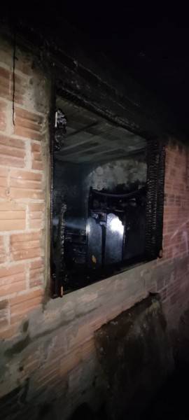 Bombeiros são acionados para combater incêndio e encontram idoso morto — foto 1