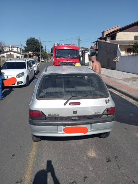 Colisão entre dois carros provoca incêndio em Criciúma — foto 1