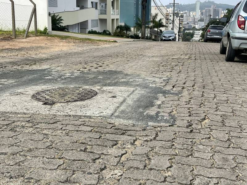 Moradores de Criciúma que sofrem com buracos e falta de asfalto fazem abaixo-assinado — foto 1