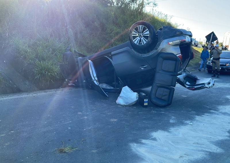 Motorista capota carro e veículo despenca de seis metros de altura da Via Rápida em Criciúma — foto 1