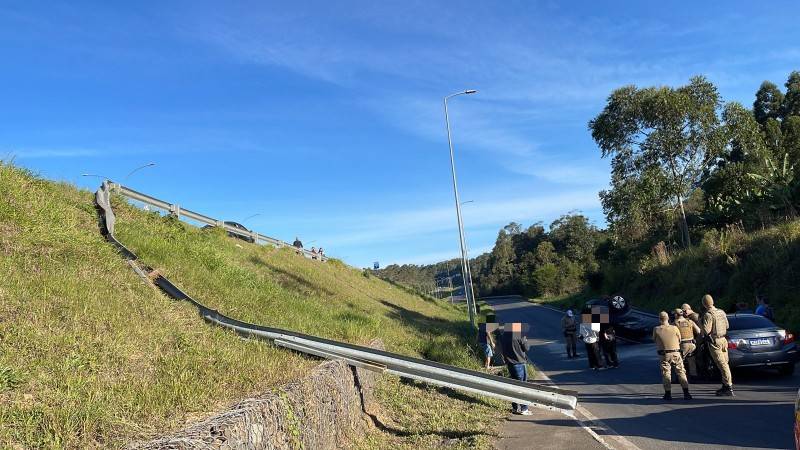 Motorista capota carro e veículo despenca de seis metros de altura da Via Rápida em Criciúma — foto 2