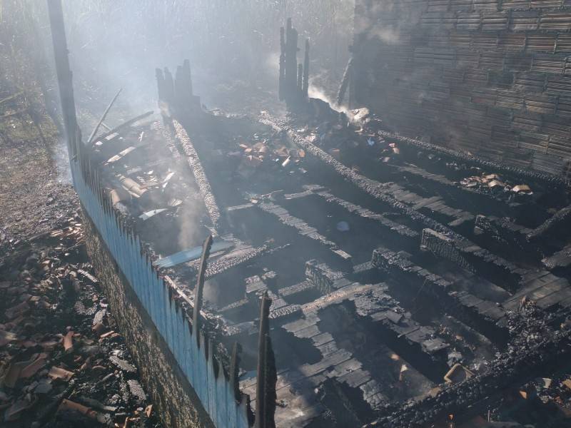 Moradora sofre queimaduras ao tentar apagar incêndio e salvar pertences — foto 1