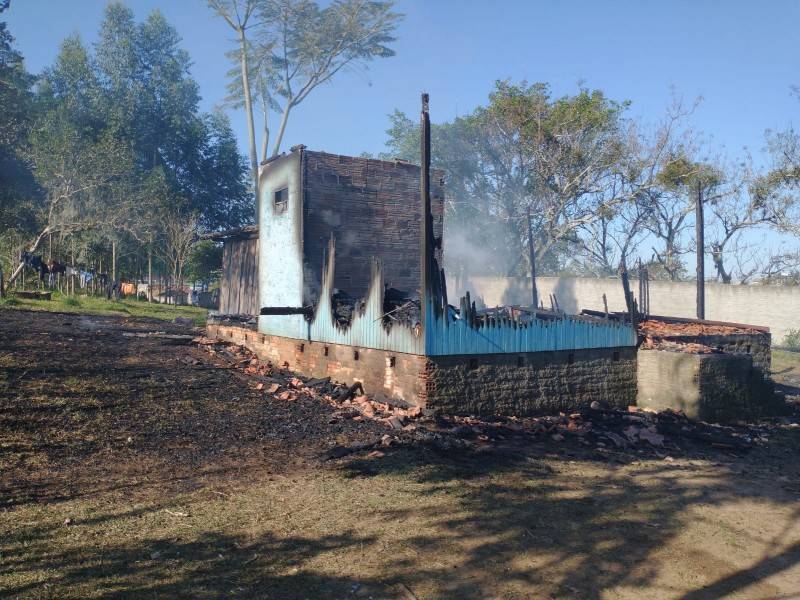 Moradora sofre queimaduras ao tentar apagar incêndio e salvar pertences — foto 2