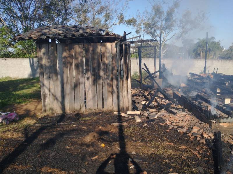 Moradora sofre queimaduras ao tentar apagar incêndio e salvar pertences — foto 11