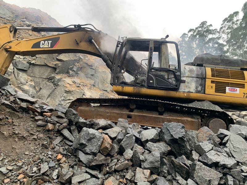 Escavadeira pega fogo em Urussanga — foto 2