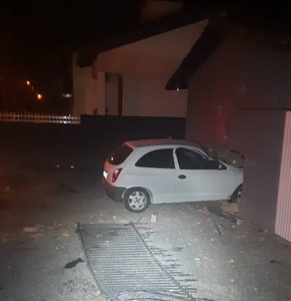 Motorista invade casa dirigindo embriagado e acaba preso pela Polícia Militar — foto 1