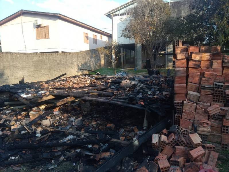 Incêndio em casa mobiliza Corpo de Bombeiros em Criciúma — foto 1
