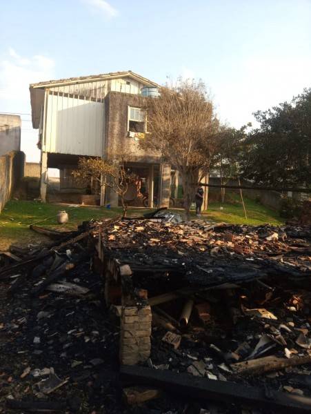 Incêndio em casa mobiliza Corpo de Bombeiros em Criciúma — foto 2